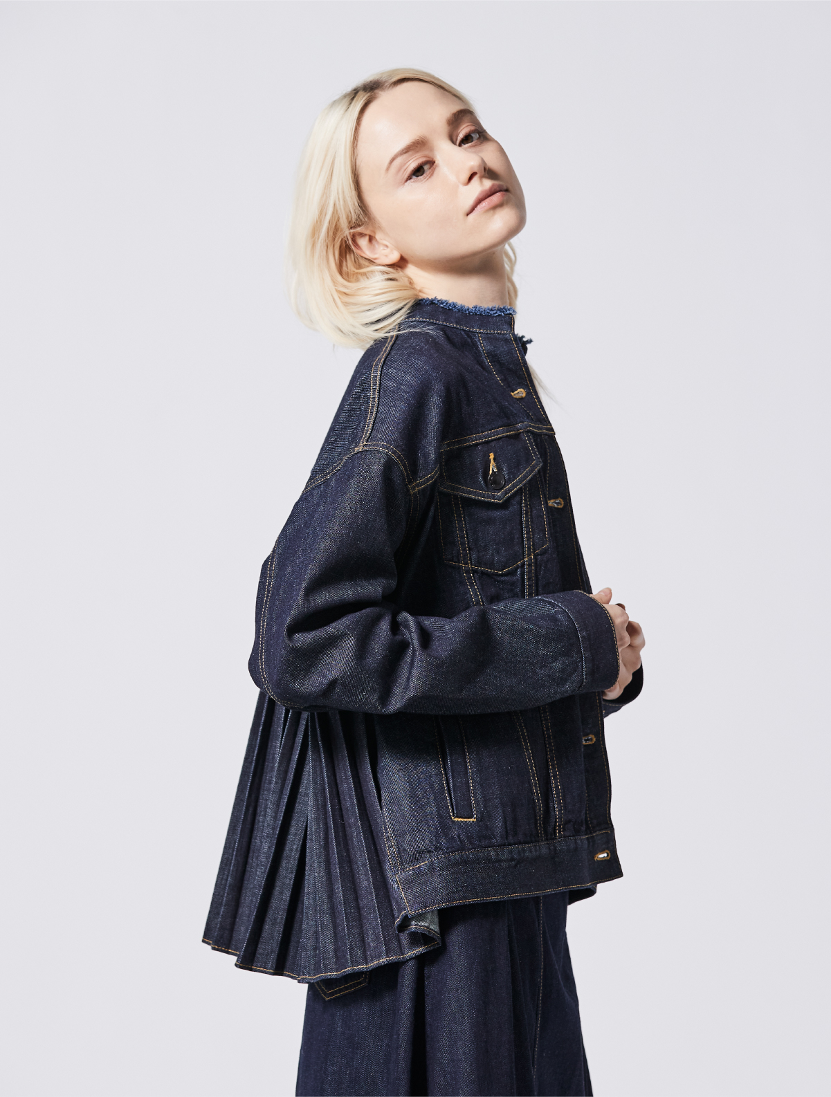 BACK PLEATS DENIM JACKET